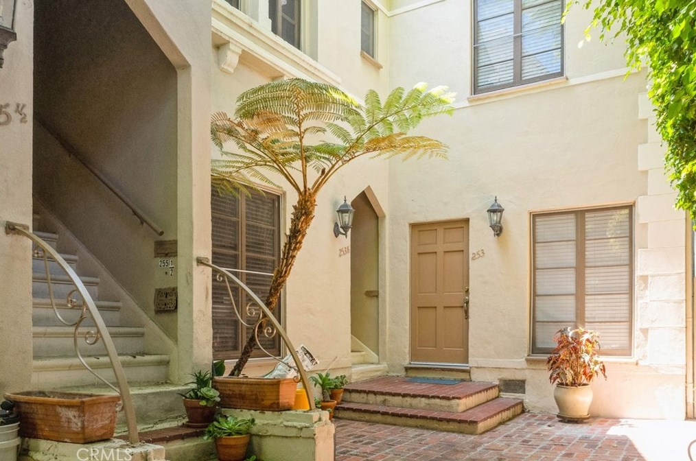 253 Elm Dr, Beverly Hills, CA 90210-4913