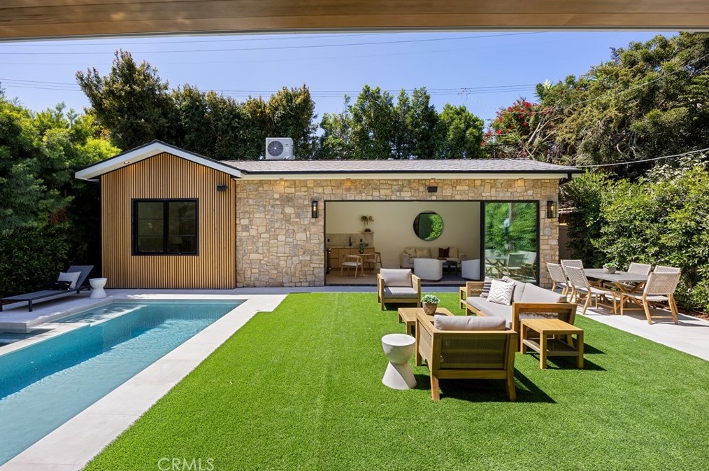 11845 Pacific, Los Angeles CA  90066-4625 exterior