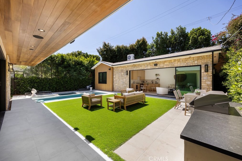 11845 Pacific, Los Angeles CA  90066-4625 exterior