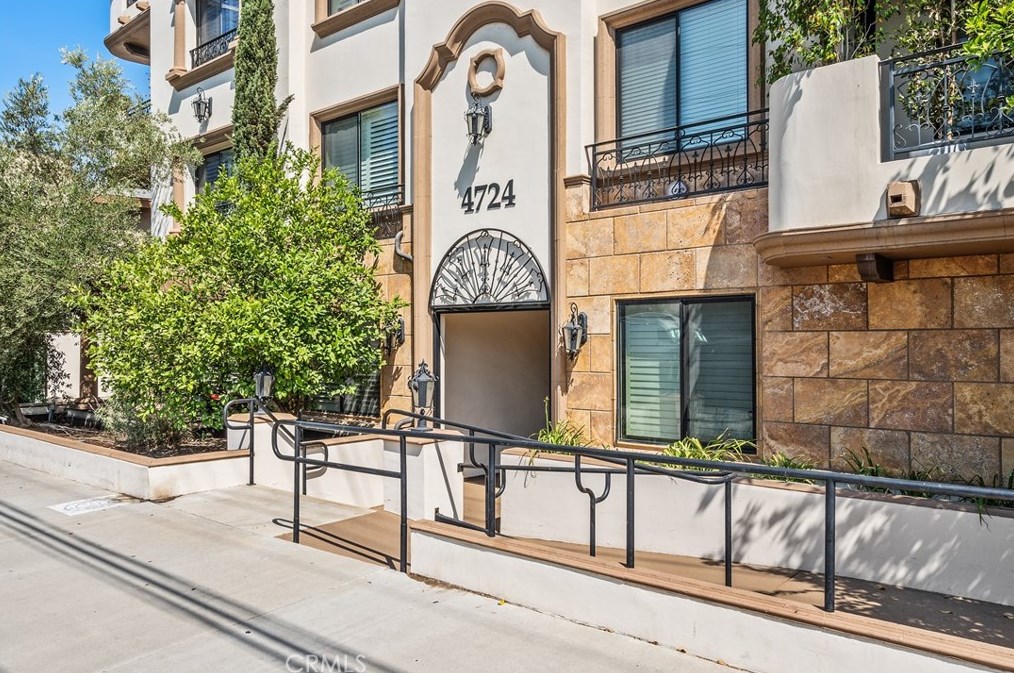 4724 Kester Ave #201, Van Nuys, CA 91403