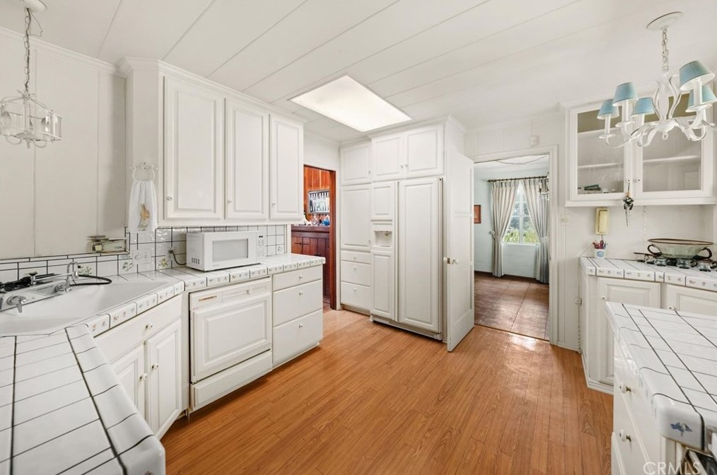 7960 Paso Robles Ave, Van Nuys CA  91406-2143 exterior