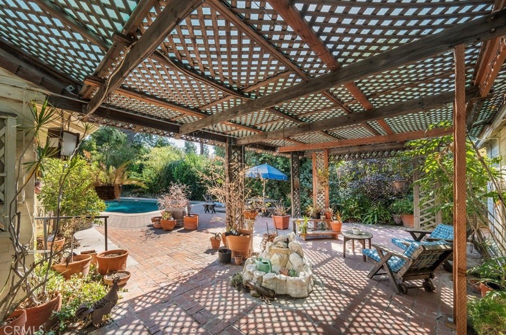 7960 Paso Robles Ave, Van Nuys CA  91406-2143 exterior