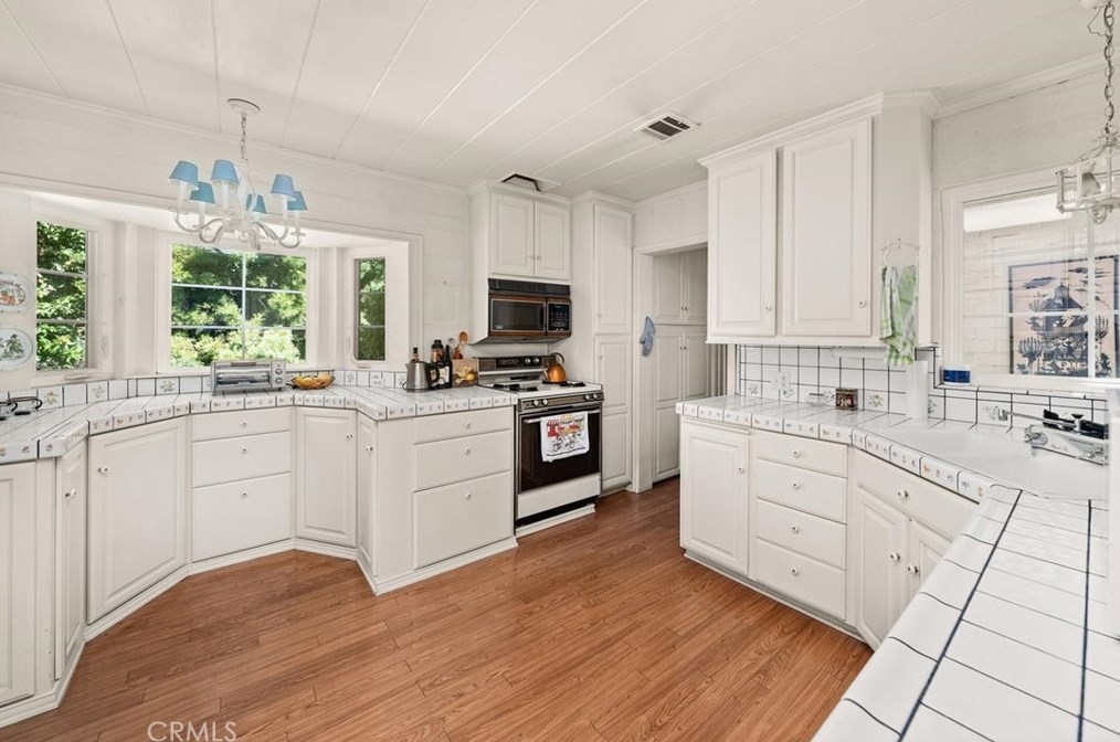 7960 Paso Robles Ave, Van Nuys CA  91406-2143 exterior