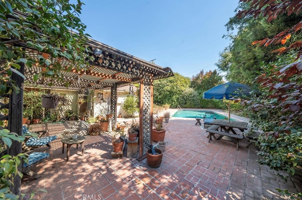 7960 Paso Robles Ave, Van Nuys CA  91406-2143 exterior