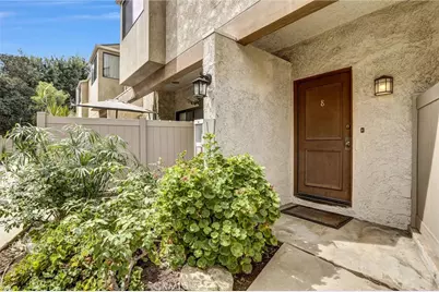 18242 Burbank Boulevard #8, Tarzana, CA 91356 - Photo 2