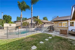 24305 Cheryl Kelton Pl, Newhall, CA 91321 - Photo 32