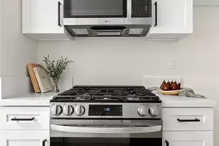 6540 Hayvenhurst, Lake Balboa, CA 91406 - Photo 14