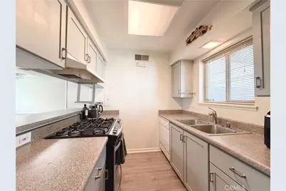 22131 Oxnard Street, Woodland Hills, CA 91367 - Photo 10