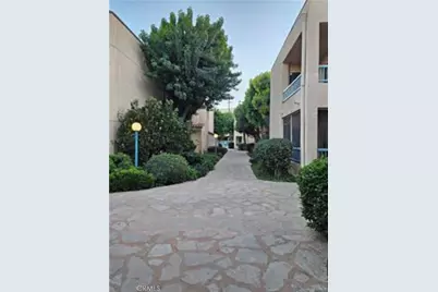 18307 Burbank Boulevard #41, Tarzana, CA 91356 - Photo 2