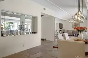 23130 Oxnard St, Woodland Hills, CA 91367 - Photo 12