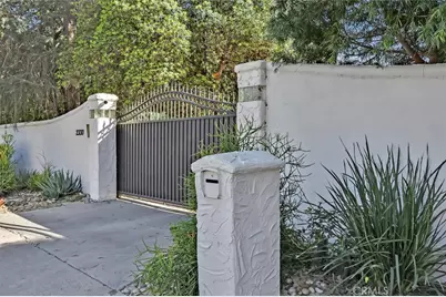 23130 Oxnard Street, Woodland Hills, CA 91367 - Photo 2