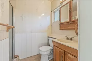 24341 Shadeland Dr, Newhall, CA 91321 - Photo 18