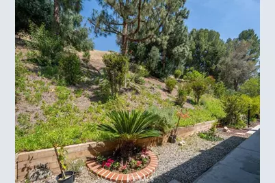 9735 Via Roma, Burbank, CA 91504 - Photo 4