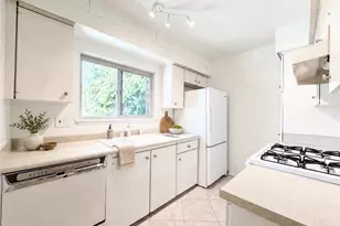 6041 Fountain Park Ln, Woodland Hills, CA 91367 - Photo 4