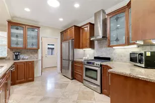 21720 Dumetz Rd, Woodland Hills, CA 91364 - Photo 14