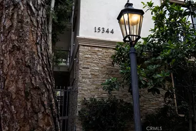 15344 Weddington Street #104, Sherman Oaks, CA 91411 - Photo 2