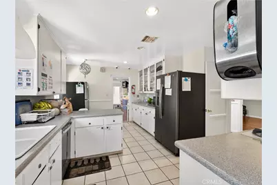 7556 Hesperia Avenue, Reseda, CA 91335 - Photo 16