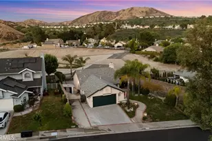 28924 Raintree Ln, Saugus, CA 91390 - Photo 4