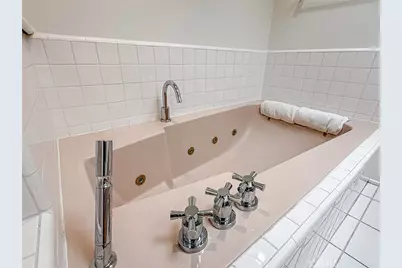 18100 Burbank Boulevard #24, Tarzana, CA 91356 - Photo 20