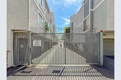 18100 Burbank Boulevard #24, Tarzana, CA 91356 - Photo 42
