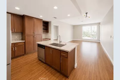 21301 Erwin Street #322, Woodland Hills, CA 91367 - Photo 2