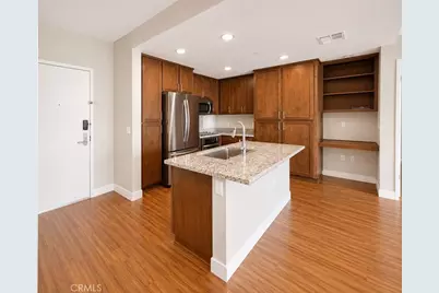 21301 Erwin Street #322, Woodland Hills, CA 91367 - Photo 4