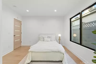 21407 Mulholland Drive, Woodland Hills, CA 91364 - Photo 24