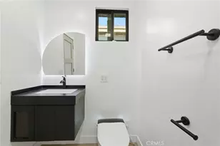 21407 Mulholland Dr, Woodland Hills, CA 91364 - Photo 22
