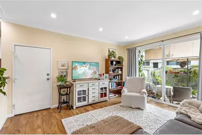 27612 Susan Beth Way #C, Saugus, CA 91350 - Photo 4