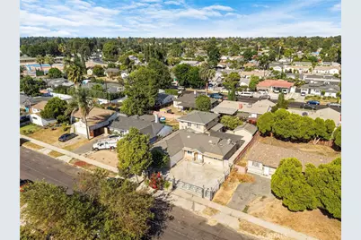 8012 Hesperia, Reseda, CA 91335 - Photo 40