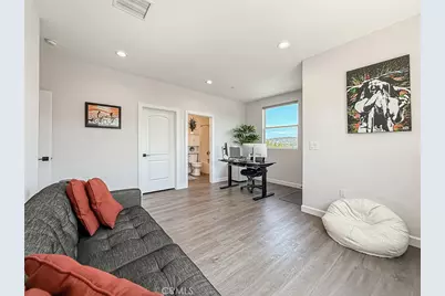 946 Warwick, Thousand Oaks, CA 91360 - Photo 36