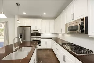 22545 Breakwater Way, Saugus, CA 91350 - Photo 2