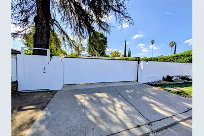 23130 Victory, Woodland Hills, CA 91367 - Photo 34