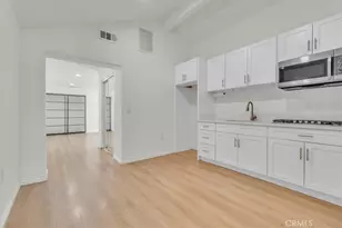 22720 Oxnard St, Woodland Hills, CA 91367 - Photo 14