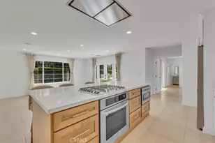 22720 Oxnard St, Woodland Hills, CA 91367 - Photo 2