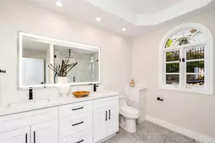 23555 Summit Dr, Calabasas, CA 91302 - Photo 36