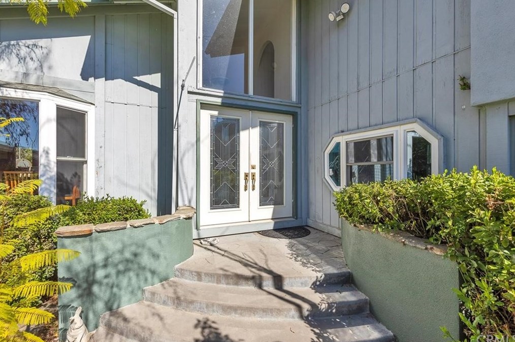 695 Velarde Dr, Thousand Oaks, CA 91360-1332