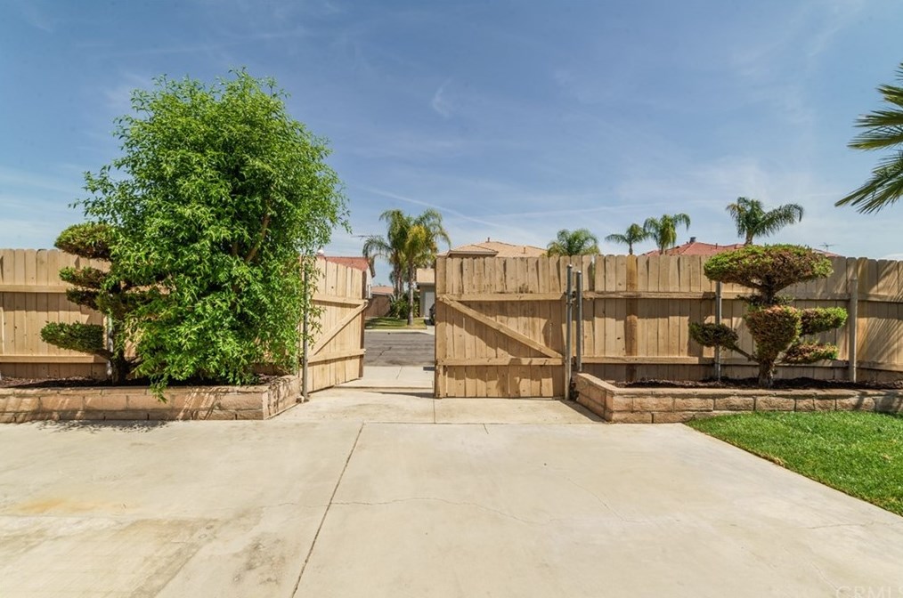 16198 Greenfield St, Moreno Valley CA  92551-7256 exterior