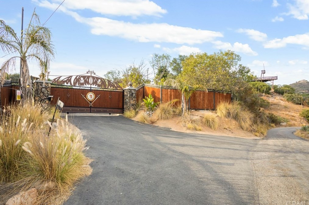 39186 Daily Rd, Fallbrook CA  92028-9707 exterior
