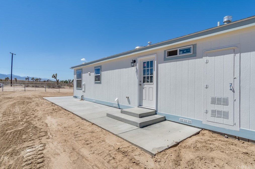 6175 La Mesa Rd, Phelan CA  92371-4651 exterior