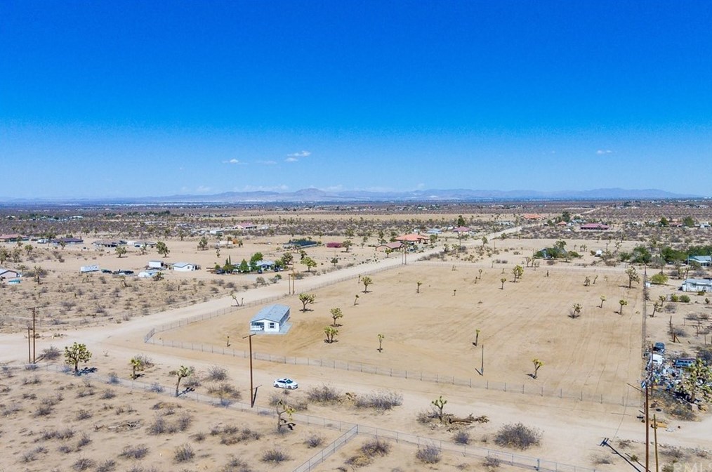 6175 La Mesa Rd, Phelan CA  92371-4651 exterior