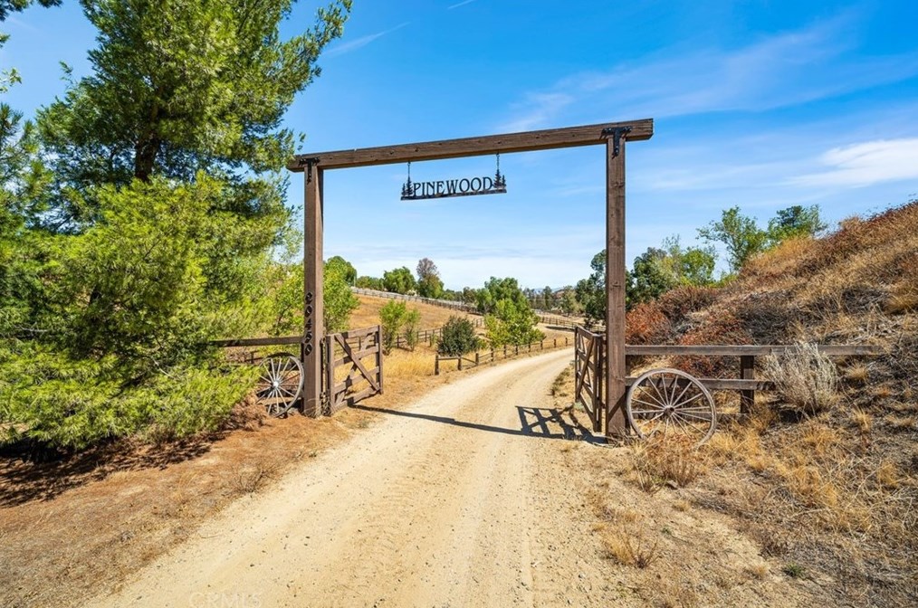 20450 Wendy Ln, Murrieta, CA 92562-8996