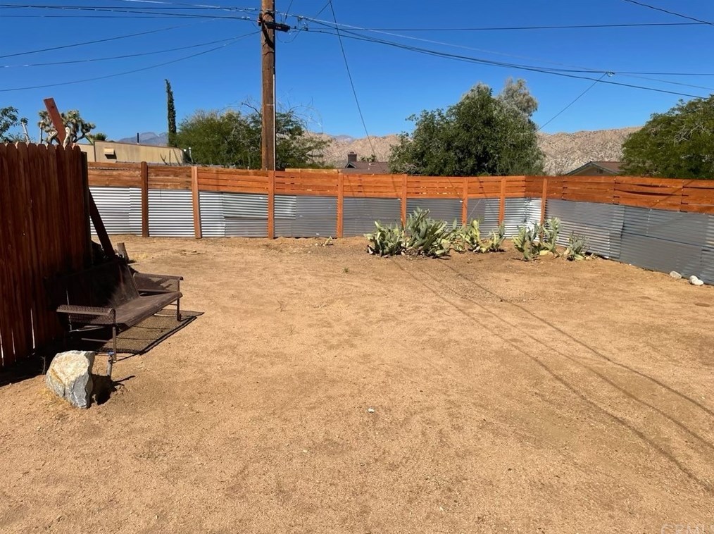 7616 Apache Trl, Yucca Valley CA  92284-3284 exterior