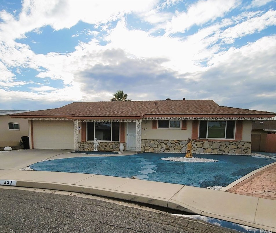 521 Whitney Dr, Hemet, CA 92543-5747