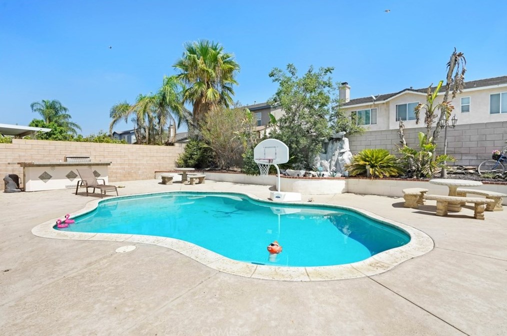 7799 Lincoln Ct, Fontana, CA 92336