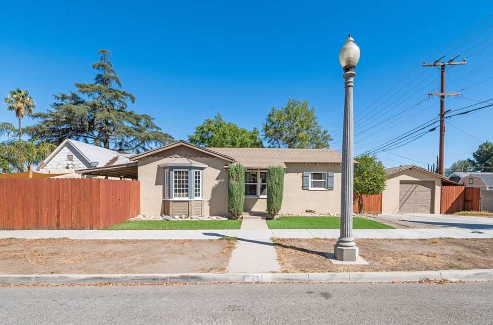 211 10th St, Corona, CA 92879-2142