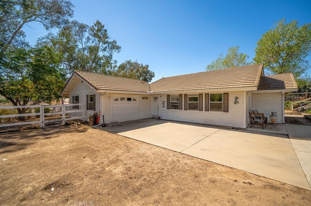 20585 Avenida Castilla, Murrieta CA  92562-9239 exterior