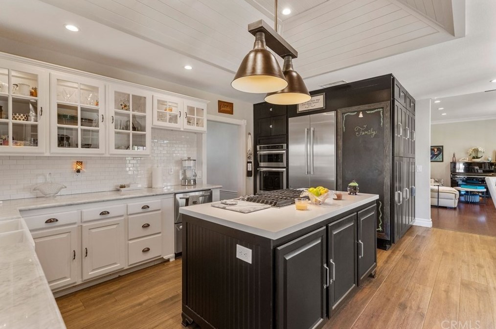 20585 Avenida Castilla, Murrieta CA  92562-9239 exterior