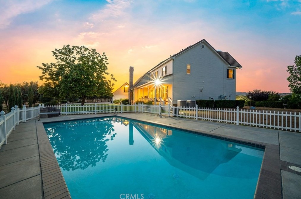 20585 Avenida Castilla, Murrieta CA  92562-9239 exterior