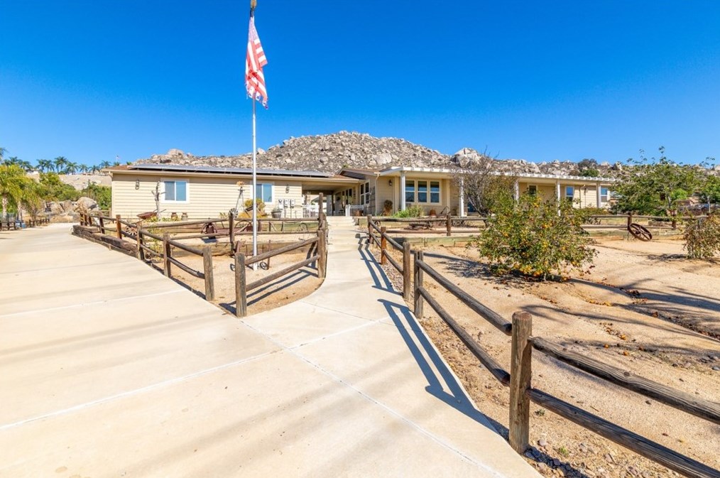 30319 Arrowview Dr, Homeland, CA 92548